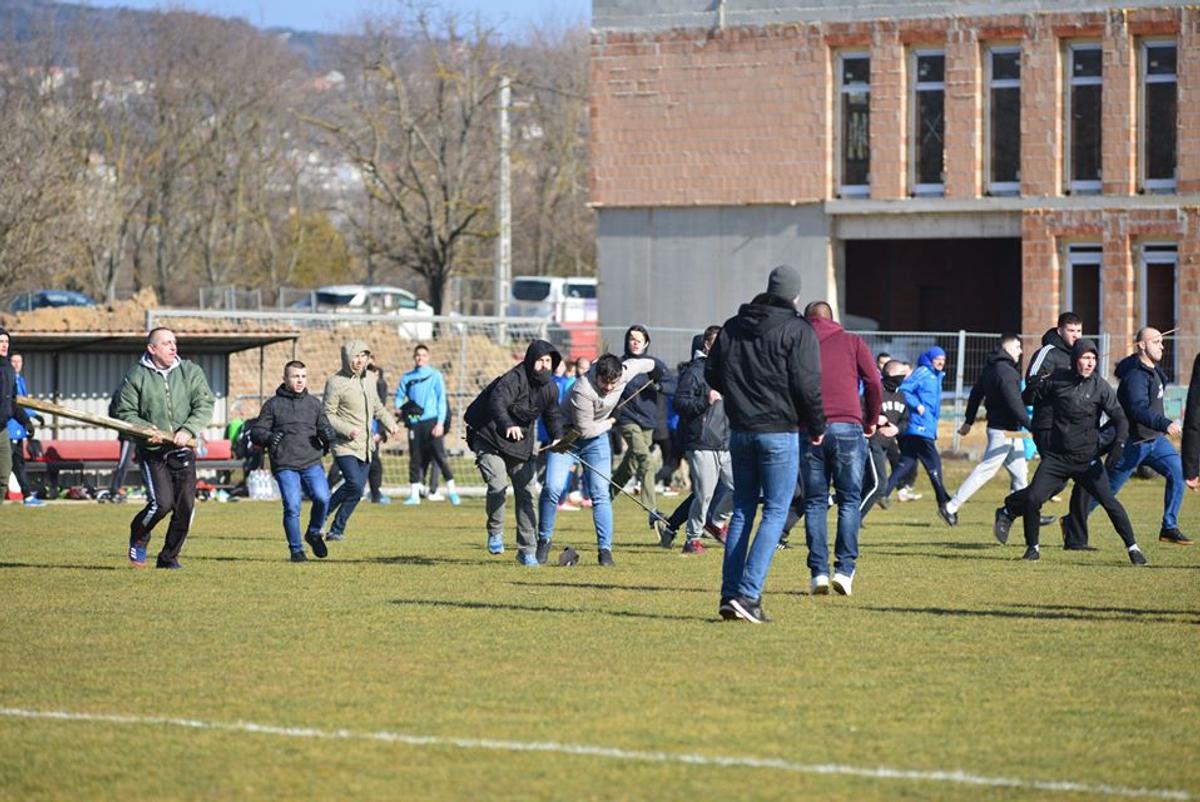 FOTO Măcel la un amical: ungurii și croații au intrat pe teren cu bâtele și s-au luat la bătaie