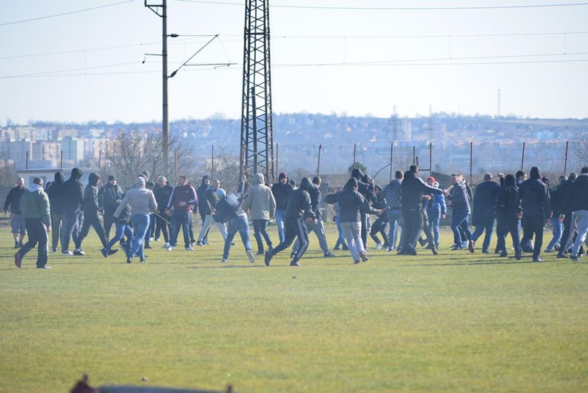 FOTO Măcel la un amical: ungurii și croații au intrat pe teren cu bâtele și s-au luat la bătaie