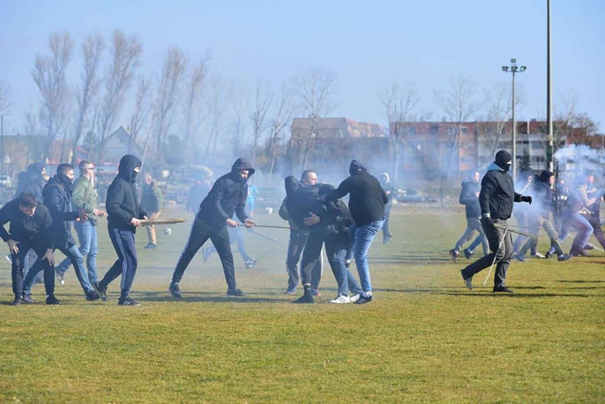 FOTO Măcel la un amical: ungurii și croații au intrat pe teren cu bâtele și s-au luat la bătaie