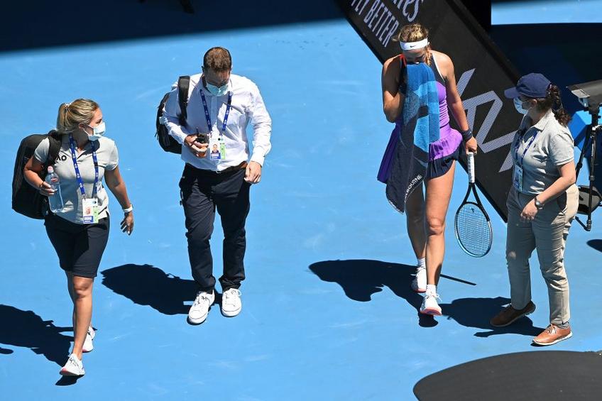 Victoria Azarenka, în momentul în care a ieșit de pe teren alături de echipa medicală // foto: Guliver/gettyimages