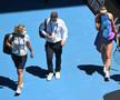 Victoria Azarenka, în momentul în care a ieșit de pe teren alături de echipa medicală // foto: Guliver/gettyimages