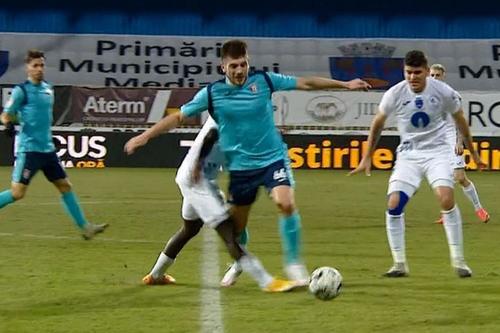Chindia nu a primit penalty la această fază din meciul cu Gaz Metan