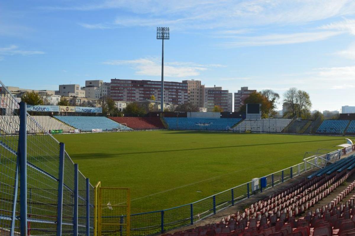 Stadion Oțelul Galați + vitrina cu trofee
