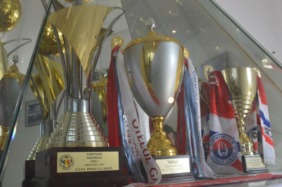 Stadion Oțelul Galați + vitrina cu trofee