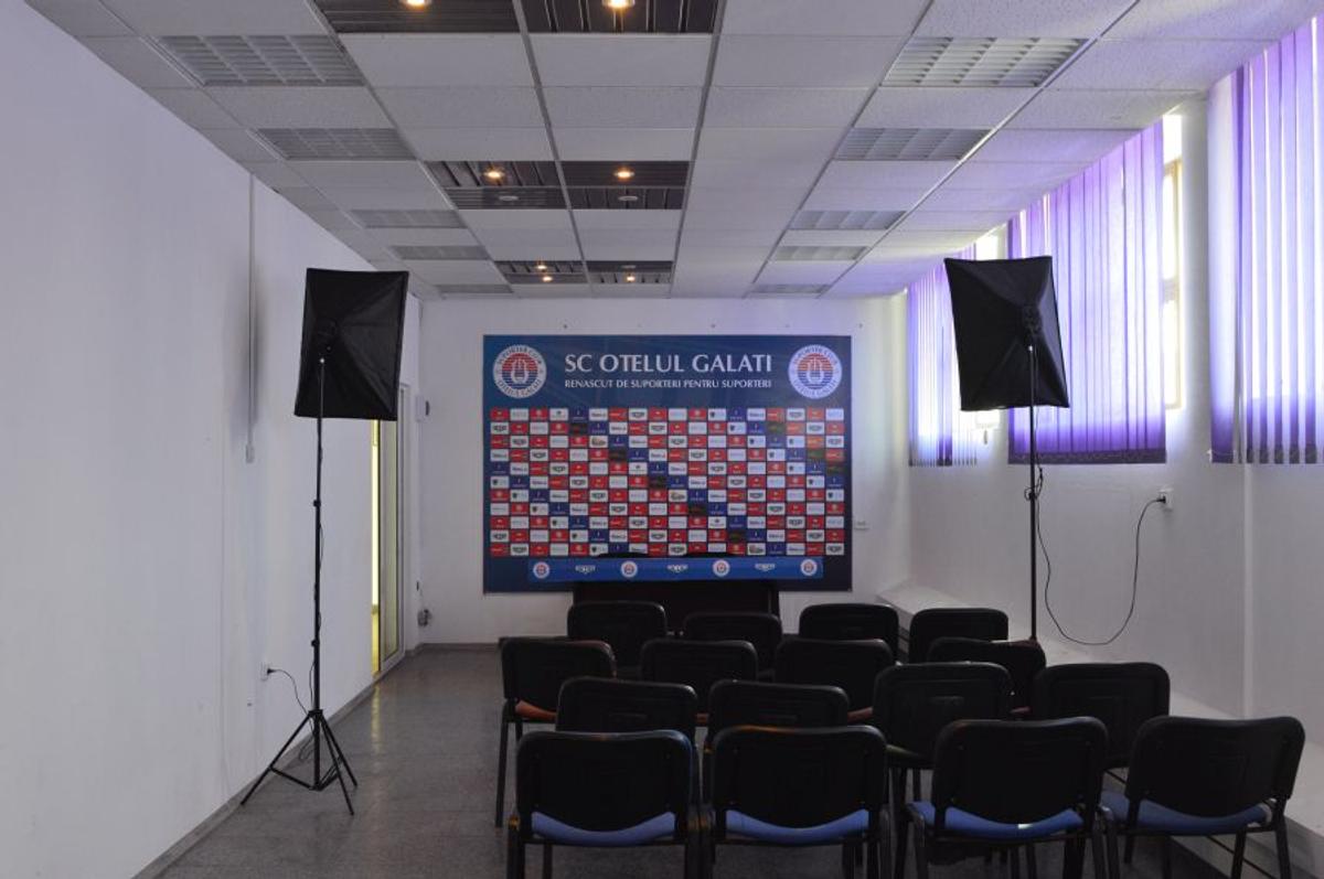 Stadion Oțelul Galați + vitrina cu trofee