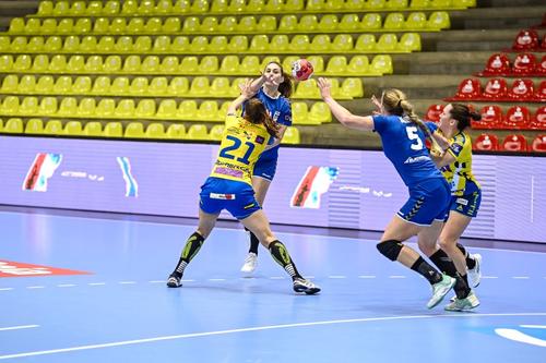 Kovacevici îi pasează pivotului Linn Blohm, în primul meci contra norvegiencelor FOTO Dan Potor