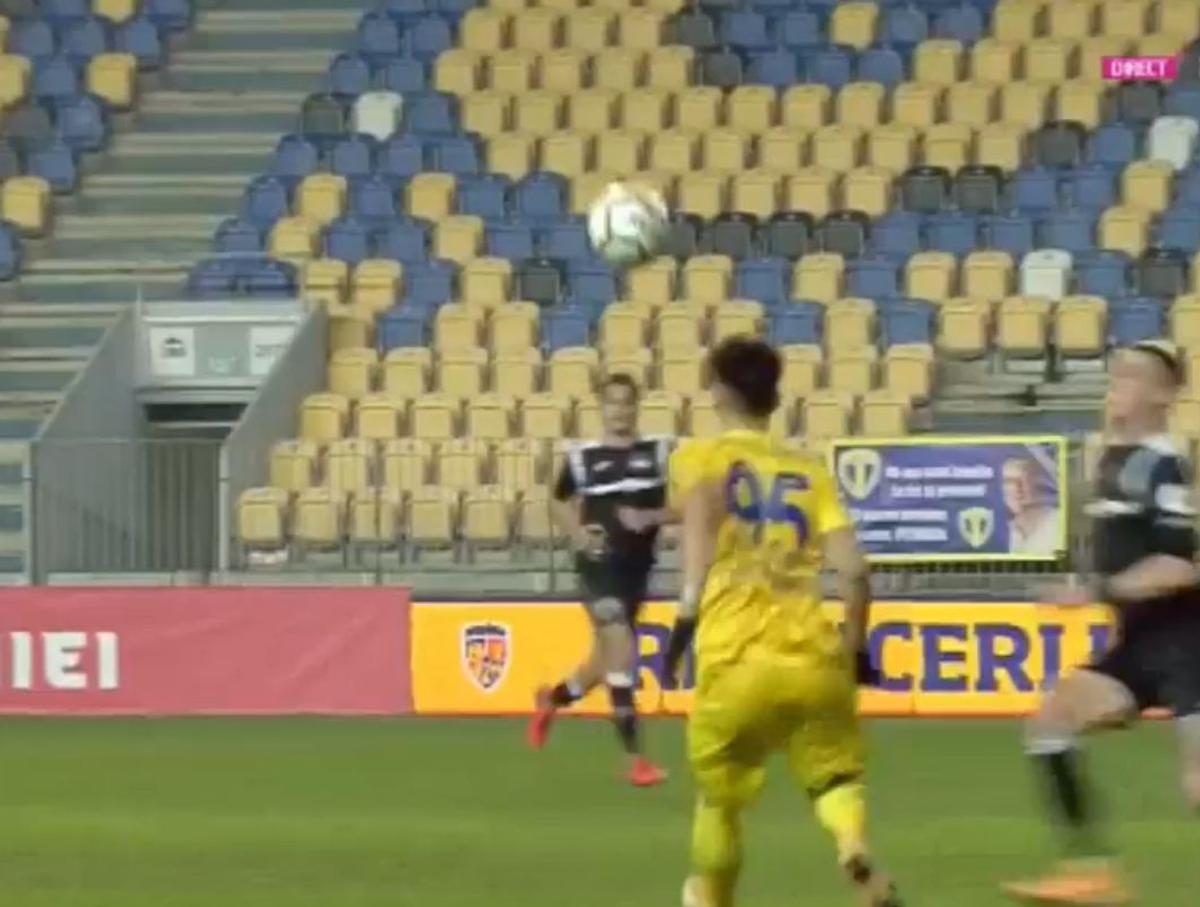 FOTO. Fault sângeros în Cupa României » Petrolul - Iași, întrerupt 4 minute: „E de ROȘU!”