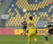 FOTO. Fault sângeros în Cupa României » Petrolul - Iași, întrerupt 4 minute: „E de ROȘU!”