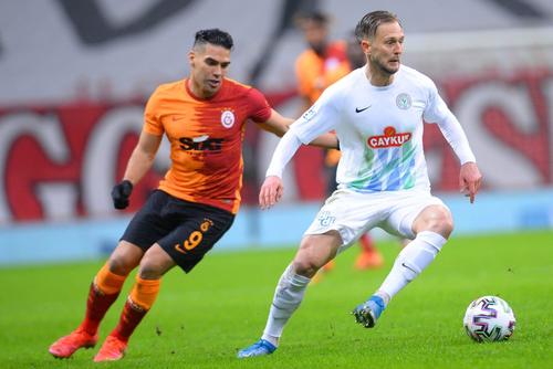 Damjan Djokovic, la minge, într-un meci cu Galatasaray // foto: Imago Images
