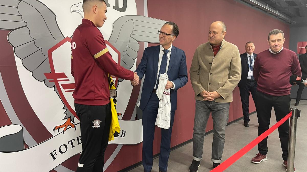 Cristian Ignat a primit tricoul lui Youssoufa Moukoko de la Peer Gebauer, ambasadorul Germaniei în România