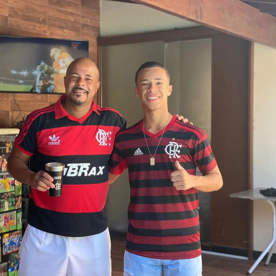 Wesley Lopes (stânga), în tricoul lui Flamengo. Foto: Instagram @wesleylopes80 Wesley, fan Flamengo, e de partea lui Istvan Kovacs, după ce arbitrul a fost acuzat că ar fi influențat partida contra lui Al Hilal: „A acordat cartonașele corect”