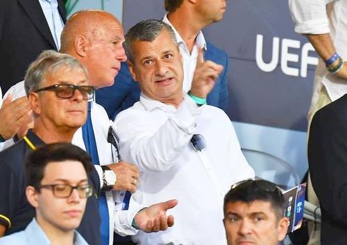 Ioan Varga (64 de ani), finanțatorul celor de la CFR Cluj, îl amenință pe brazilianul Roger. Fotbalistul în vârstă de 26 de ani a denunțat contractul cu „feroviarii” și se antrenează deja cu UTA.