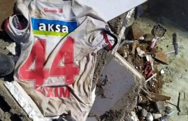 Imagine impresionantă din Turcia » Tricoul lui Alex Maxim, printre dărâmături