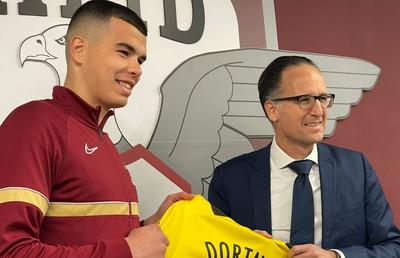 Moment special în Giulești » Un fotbalist al Rapidului a primit tricoul lui Moukoko, de la Dortmund, pe care-l ratase la turneul de anul trecut