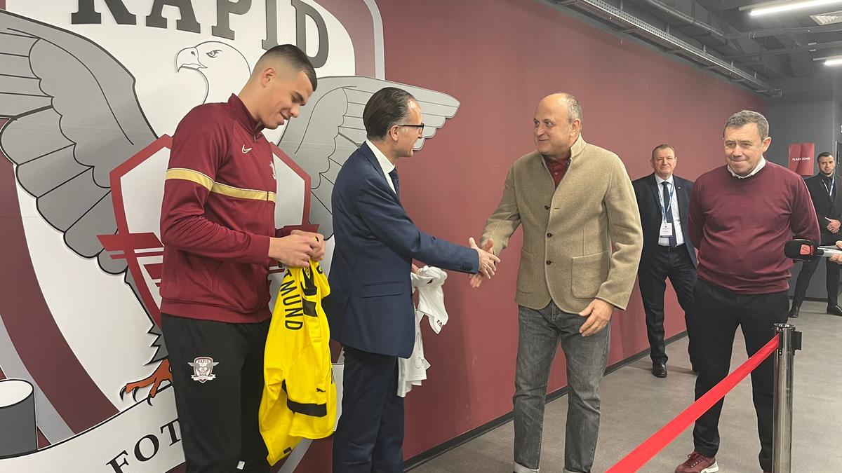 Cristian Ignat a primit tricoul lui Youssoufa Moukoko de la Peer Gebauer, ambasadorul Germaniei în România