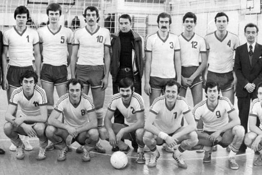 Mircea Tutovan la Dinamo, în tricoul cu numărul 10 FOTO Arhivă personală Alcool, depresie, gânduri de sinucidere! Mircea Tutovan, fost uriaș jucător de volei, și-a descărcat sufletul în fața reporterilor GSP: „Am căutat o modalitate mai frumoasă să mă omor