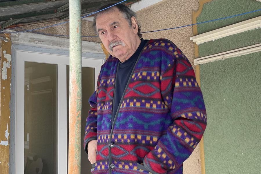În fața casei sale din satul Biușa, din Sălaj FOTO Iosif Popescu Alcool, depresie, gânduri de sinucidere! Mircea Tutovan, fost uriaș jucător de volei, și-a descărcat sufletul în fața reporterilor GSP: „Am căutat o modalitate mai frumoasă să mă omor