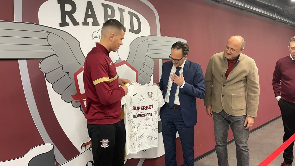 Cristian Ignat a primit tricoul lui Youssoufa Moukoko de la Peer Gebauer, ambasadorul Germaniei în România