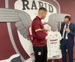 Moment special în Giulești » Un fotbalist al Rapidului a primit tricoul lui Moukoko, de la Dortmund, pe care-l ratase la turneul de anul trecut