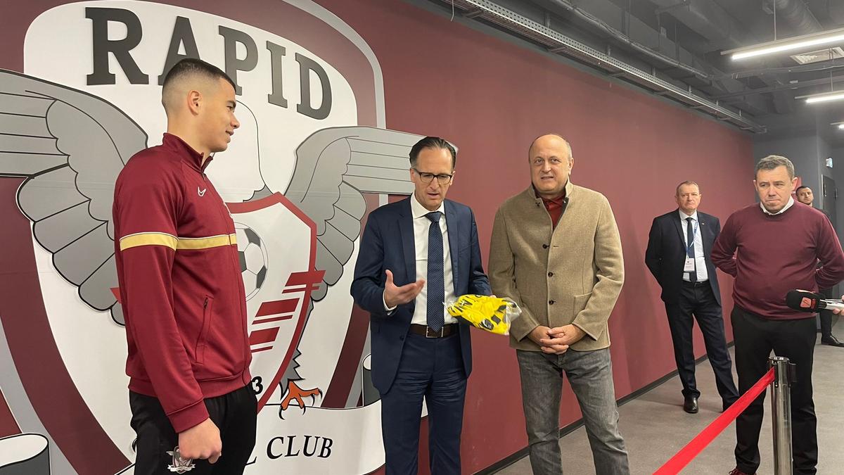 Moment special în Giulești » Un fotbalist al Rapidului a primit tricoul lui Moukoko, de la Dortmund, pe care-l ratase la turneul de anul trecut