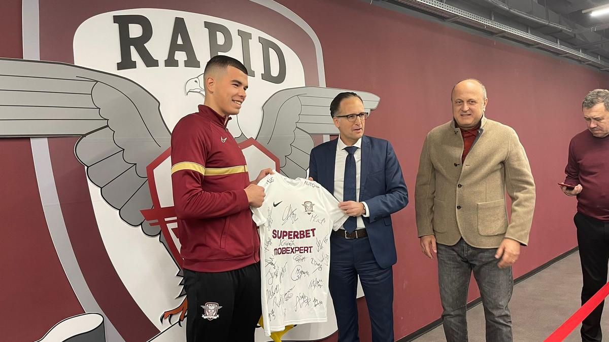 Cristian Ignat a primit tricoul lui Youssoufa Moukoko de la Peer Gebauer, ambasadorul Germaniei în România