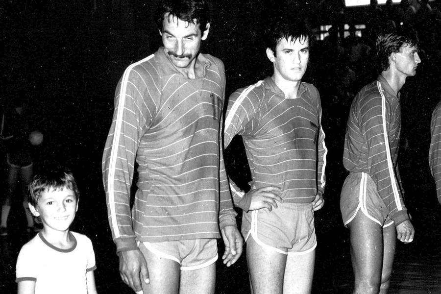 Alături de fiul său și de colegii de la Elcond Zalău, în 1986 FOTO Arhivă personală Alcool, depresie, gânduri de sinucidere! Mircea Tutovan, fost uriaș jucător de volei, și-a descărcat sufletul în fața reporterilor GSP: „Am căutat o modalitate mai frumoasă să mă omor
