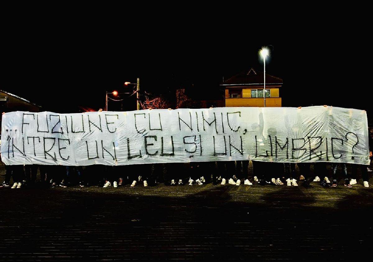 Joi noapte, la Sibiu » Ultrașii rivalei, mesaj de lângă autocarul lui FCU Craiova: „Gândul fuziunii, eternul vostru joc”