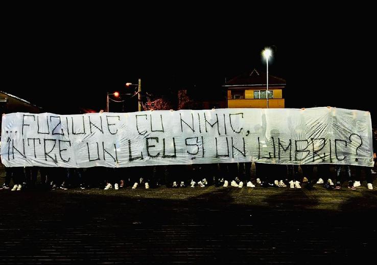 Peluza Nord Craiova a încercat să introducă pe „Oblemenco” mai multe bannere de protest / Sursă foto: Facebook