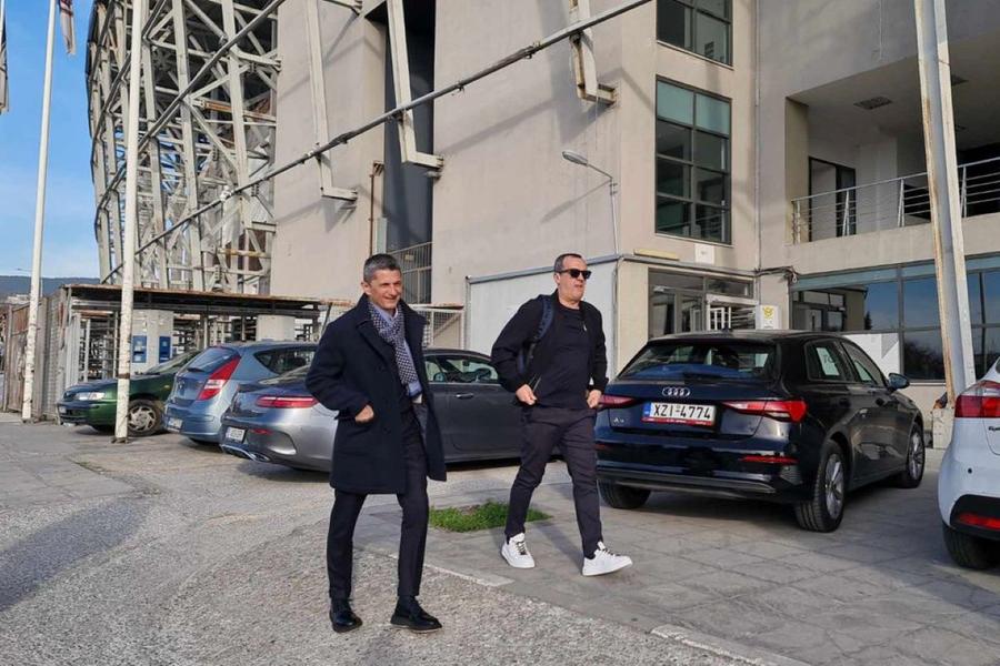 Răzvan Lucescu a ajuns zâmbitor la întâlnirea pentru semnarea acordului cu PAOK / Foto: Sportal.gr Este oficial! A semnat prelungirea contractului care îi va asigura 6 milioane de euro până în 2027