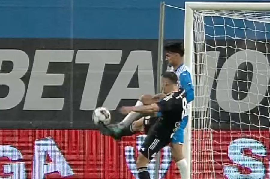 Ce a fost asta?! Vătăjelu a comis un penalty greu de explicat împotriva fostei echipe