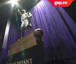 Los Angeles Lakers a decis să îl onoreze pe Kobe Bryant, decedat în 2020 la vârsta de 41 de ani, cu o statuie de bronz de aproape șase metri înălțime. Vanessa Bryant, soția acestuia, a fost prezentă la eveniment.