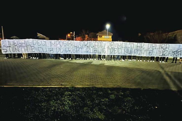 Peluza Nord Craiova a încercat să introducă pe „Oblemenco” mai multe bannere de protest / Sursă foto: Facebook
