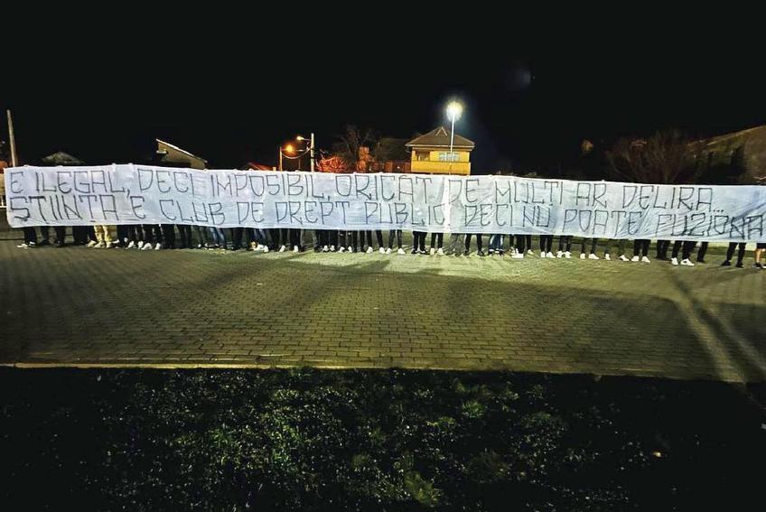 Peluza Nord Craiova a încercat să introducă pe „Oblemenco” mai multe bannere de protest / Sursă foto: Facebook