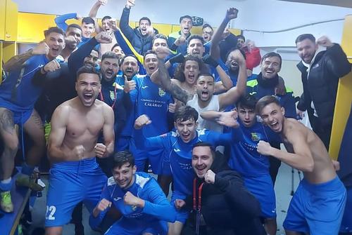 Adrian Ropotan și Marius Alexe, în mijlocul jucătorilor de la Dunărea Călărași, după o victorie obținută la finalul anului trecut