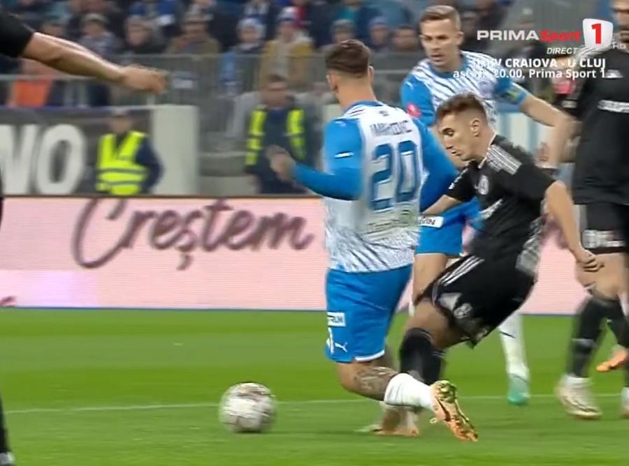 Ce a fost asta?! Vătăjelu a comis un penalty greu de explicat împotriva fostei echipe