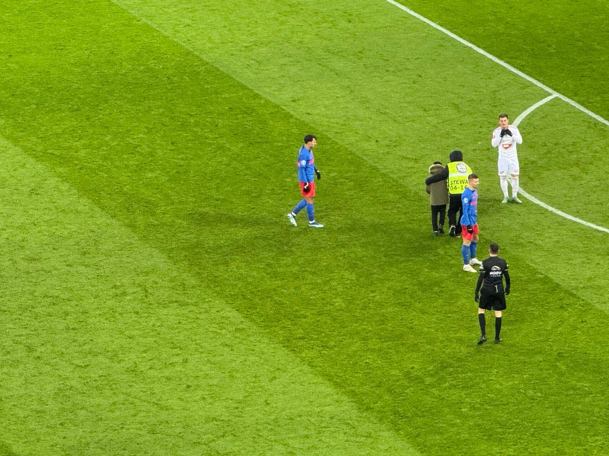 Nu s-a văzut la TV în FCSB - Sepsi 3-0 » Stewardul „l-a azvârlit” peste reclame