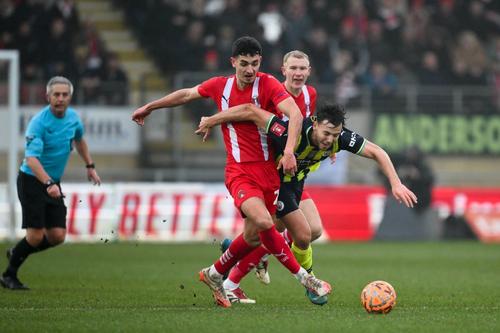 Momentul în care Nico Gonzalez (foto, tricou galben-negru) se accidentează la 2-1 cu Leyton Orient / Foto: Imago