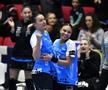 Cristina Neagu și  Elizabeth Omoregie felicitându-se în meciul dintre CSM București și HC Podravka din etapa a 12-a a Ligii Campionilor  FOTO Cristi Preda