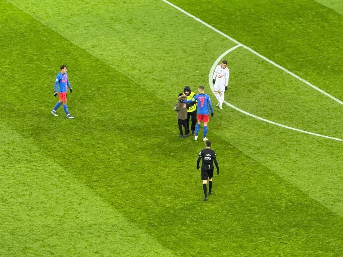 Nu s-a văzut la TV în FCSB - Sepsi 3-0 » Stewardul „l-a azvârlit” peste reclame