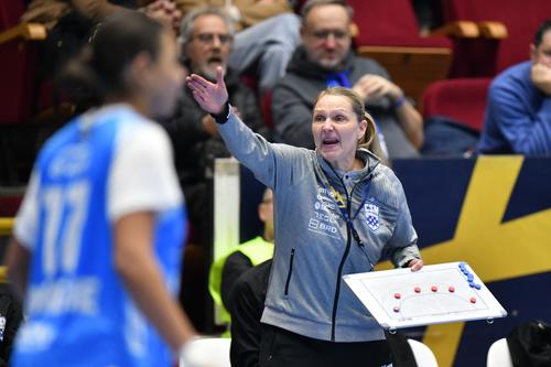 Helle Thomsen dând indicații în meciul dintre CSM București și HC Podravka FOTO Cristi Preda
