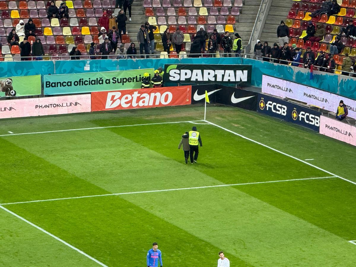 Nu s-a văzut la TV în FCSB - Sepsi 3-0 » Stewardul „l-a azvârlit” peste reclame
