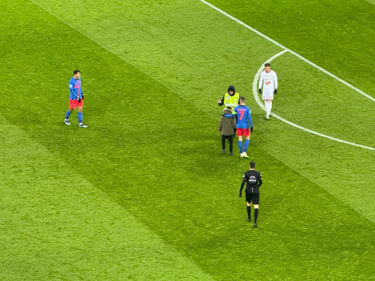 Nu s-a văzut la TV în FCSB - Sepsi 3-0 » Stewardul „l-a azvârlit” peste reclame