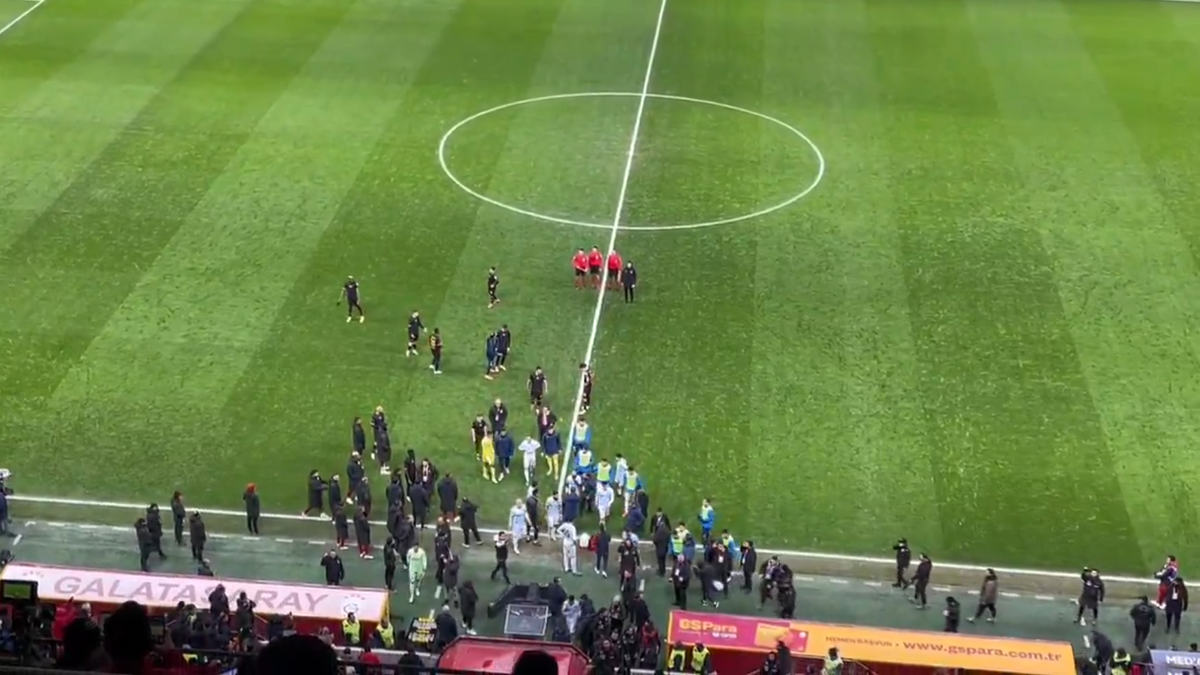 Haos în Turcia! Meciul lui Galatasaray, ABANDONAT după o decizie scandaloasă » Adversarii au ieșit de pe teren