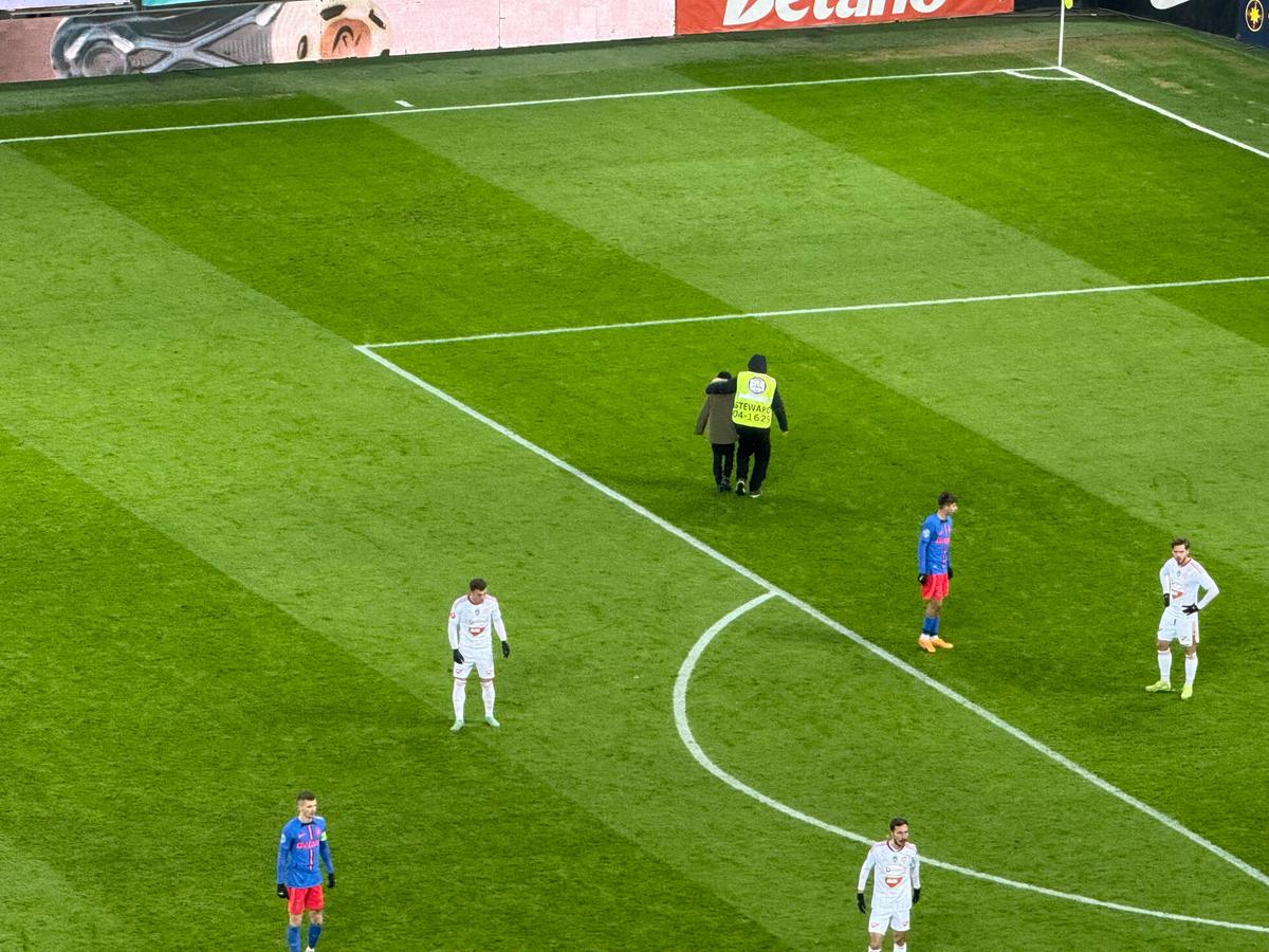 Un copil a intrat pe teren la meciul dintre FCSB și Sepsi