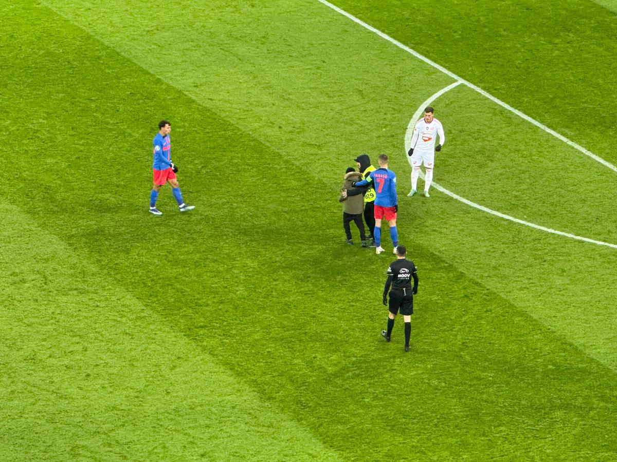 Nu s-a văzut la TV în FCSB - Sepsi 3-0 » Stewardul „l-a azvârlit” peste reclame