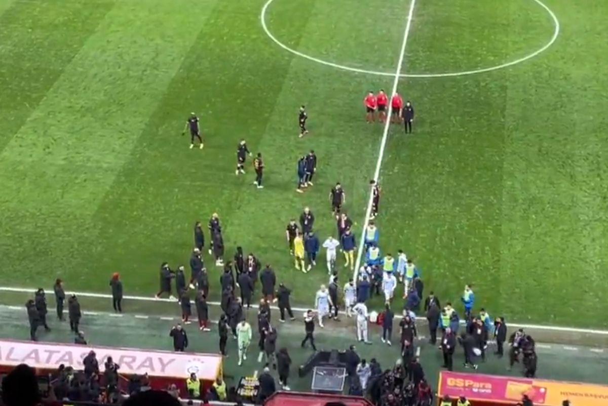 Haos în Turcia! Meciul lui Galatasaray, ABANDONAT după o decizie scandaloasă » Adversarii au ieșit de pe teren