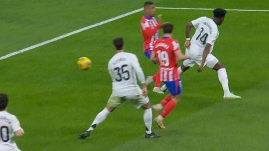 Tchouaméni (nr. 14) îl calcă pe picior pe Samu Lino / Foto: captură A fost făcut public! Dialogul ireal pe care l-a avut arbitrul cu asistentul VAR la Real - Atletico: „Nu se vede clar, dar îl voi acorda”