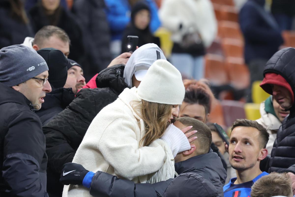 „Albă ca zăpada” a venit la FCSB - Sepsi să-și susțină iubitul fotbalist » Gest special surprins în minutul 8