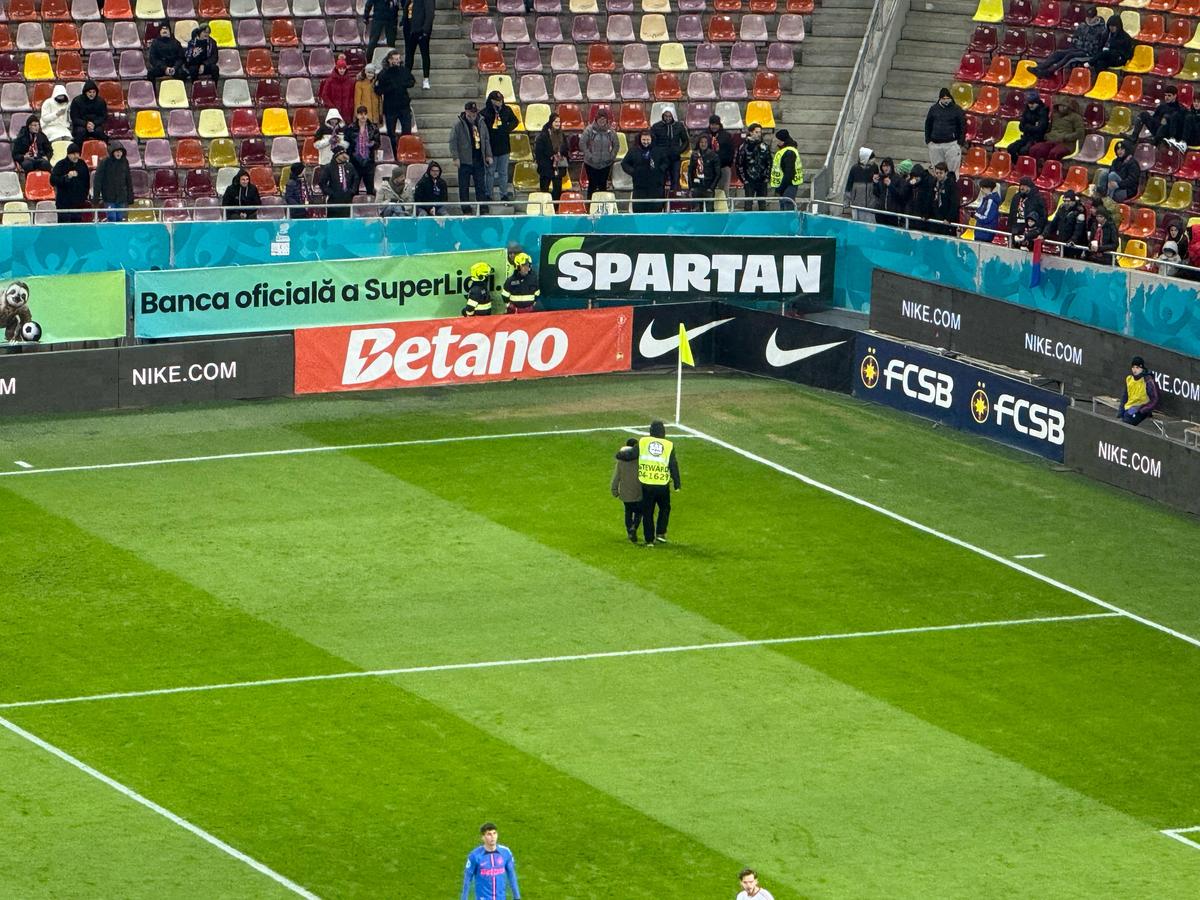 Nu s-a văzut la TV în FCSB - Sepsi 3-0 » Stewardul „l-a azvârlit” peste reclame