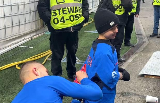 FCSB - Sepsi 3-0. Lacrimi de bucurie după gestul de suflet al lui Daniel Bîrligea: „Te iubesc!” » Moment emoționant surprins de reporterul GSP la Arena Națională